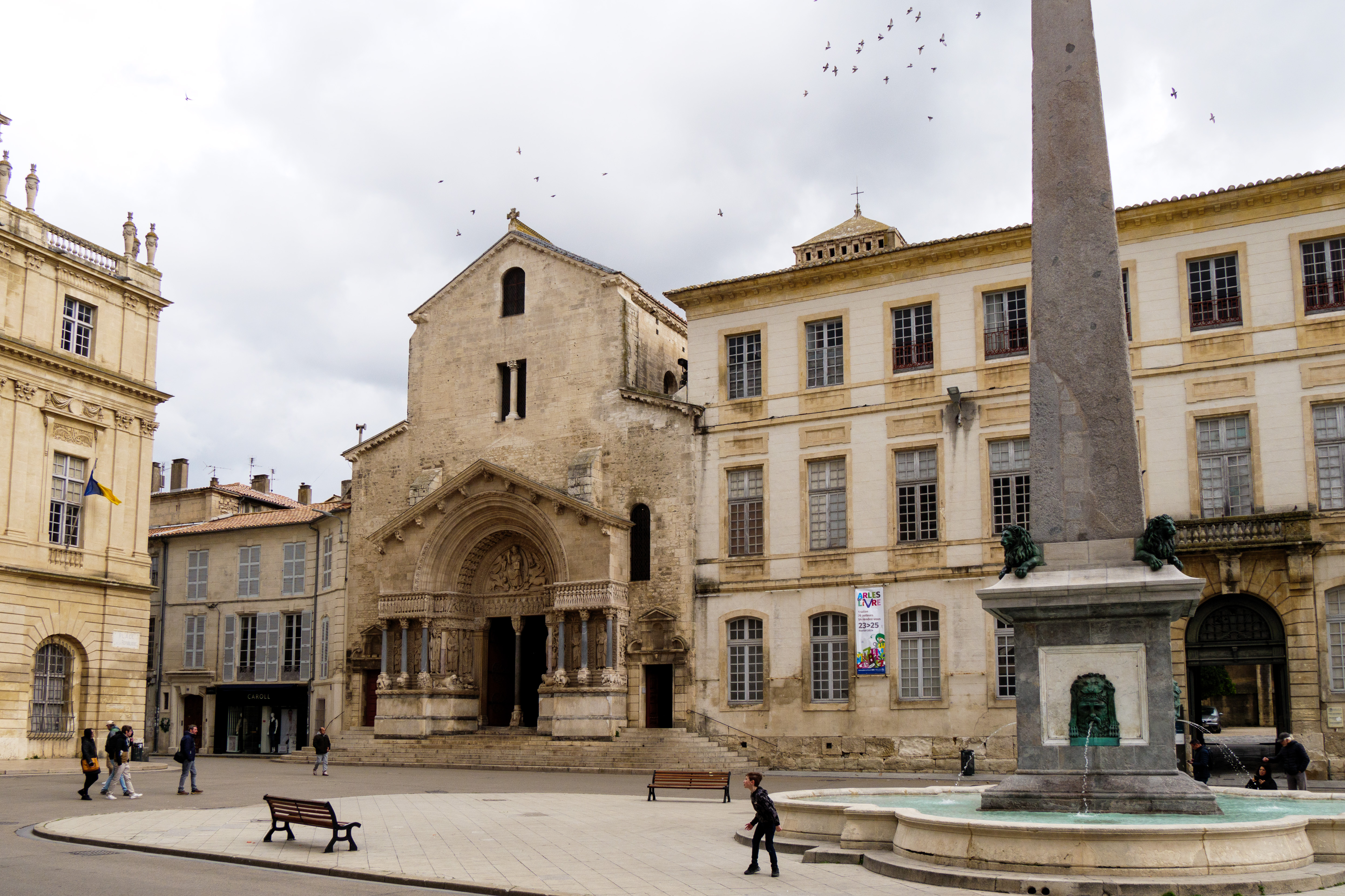 Place de la République, mit Obelisk aus Granit